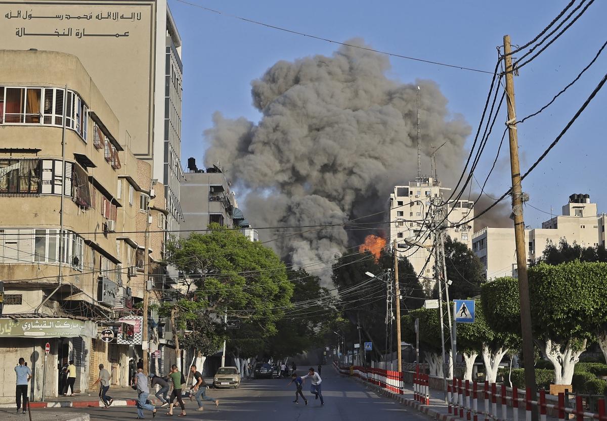 Des Palestiniens fuient le quartier de la tour Al-Sharouk, bombardée par l'armée israélienne. Ville de Gaza, le 12 mai 2021.
 © Mohammed Abed/AFP