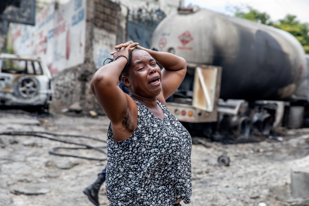 Un camion de gaz propane a explosé à Delmas 33, un quartier de la capitale haïtienne. Malgré les mises en garde des autorités craignant une seconde explosion, les gens se sont rassemblés pour observer la scène. Plusieurs personnes ont été gravement brûlées.&nbsp;Ce type d’accident n’est pas rare : en décembre 2021, au moins 90 personnes sont mortes, et des centaines d'autres blessées, dans l’explosion d’un camion-citerne à Cap-Haïtien. Avril 2022.
 © Valérie Baeriswyl