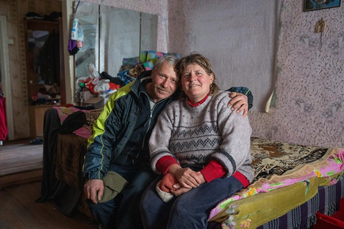 Natalia et Valeriy dans leur maison du village de&nbsp;Posad-Pokrovske. Ukraine. Février 2023.
 © Laurel Chor