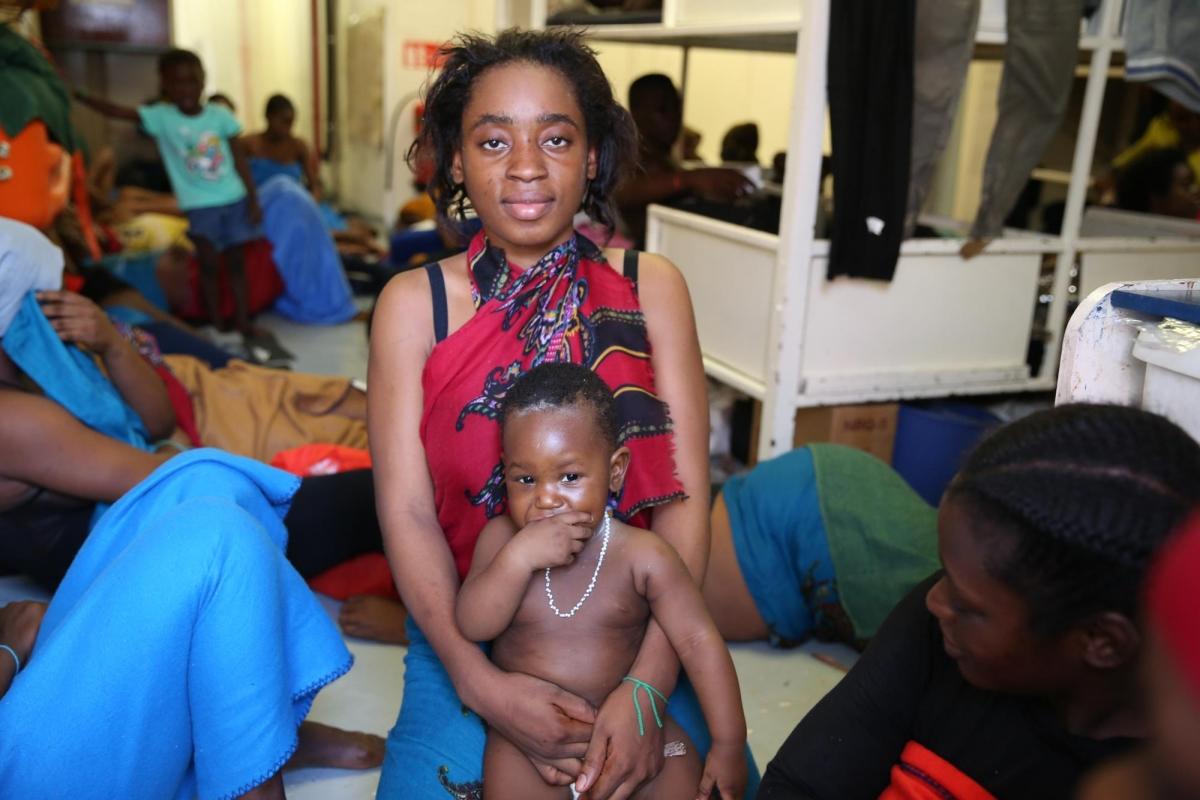 Candy, Ivoirienne de 28 ans, avec son petit garçon, Dival.
 © Mohammad Ghannam/MSF