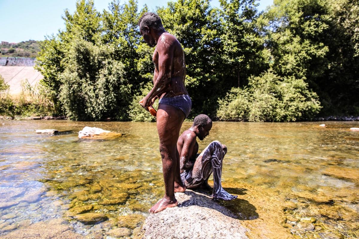 Avec un accès limité aux services de base, Yasser et Nour se baignent et lavent leurs affaires dans la rivière Roya.
 © Mohammad Ghannam/MSF