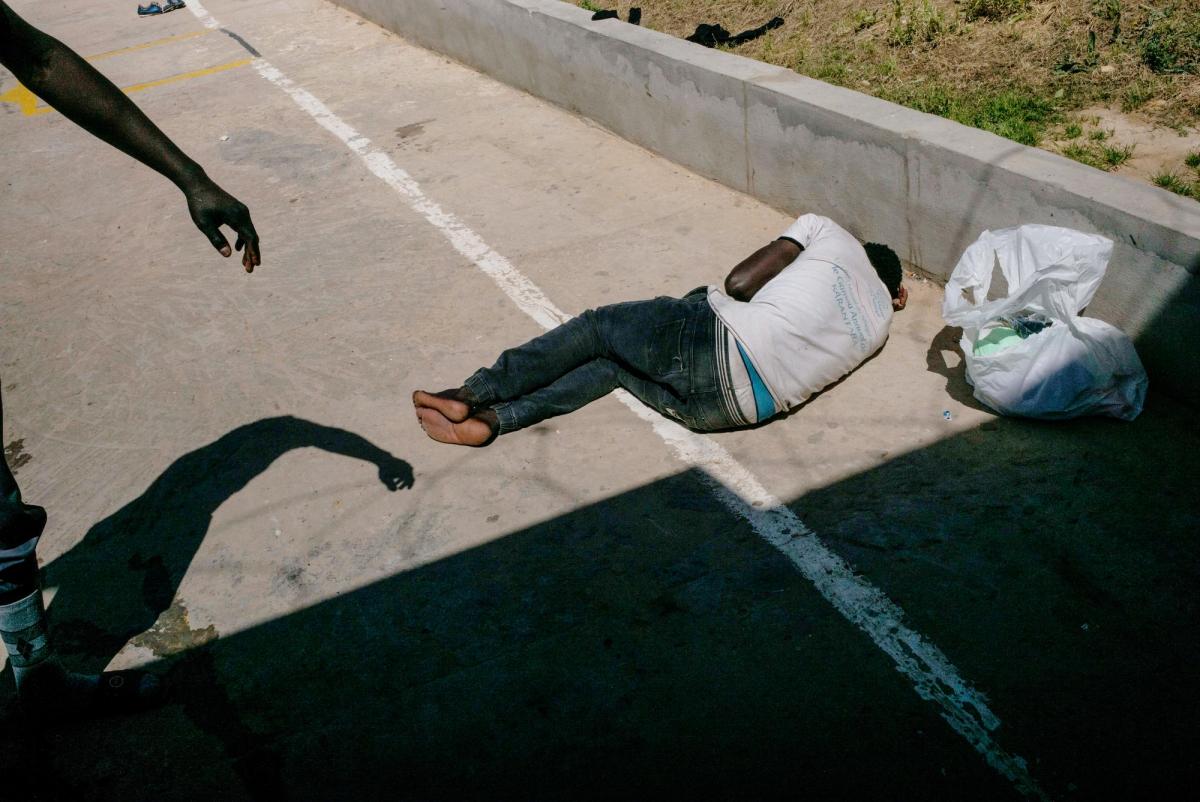 Un groupe de nouveaux détenus arrive dans le centre d'Abu Salim. Un homme n'est même pas en état de se lever.
 © Guillaume Binet/Myop