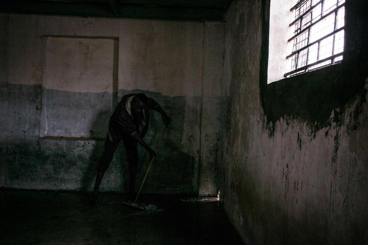 Un détenu tente de nettoyer une cellule avant l'arrivée de 200 nouveaux détenus.
 © Guillaume Binet/Myop