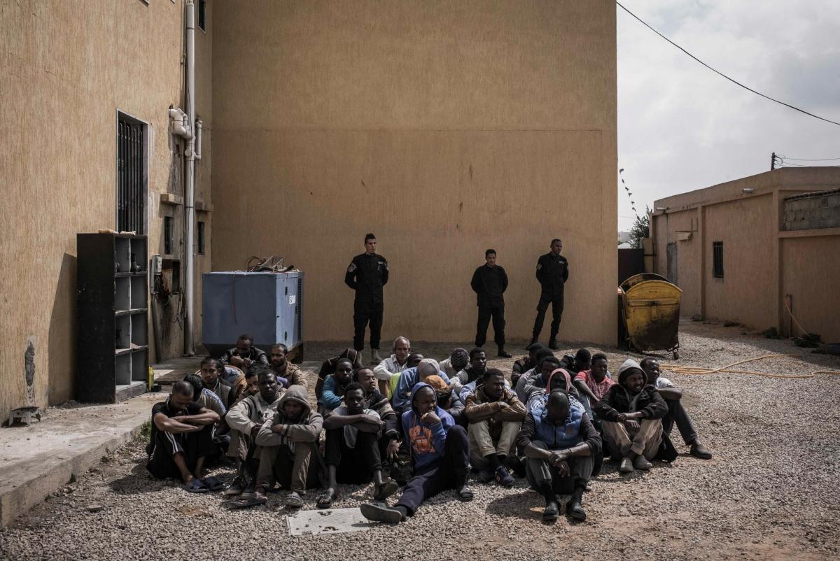 Des hommes détenus dans le centre de Janzour, aux abords de Tripoli. 2017.
 © Guillaume Binet/Myop