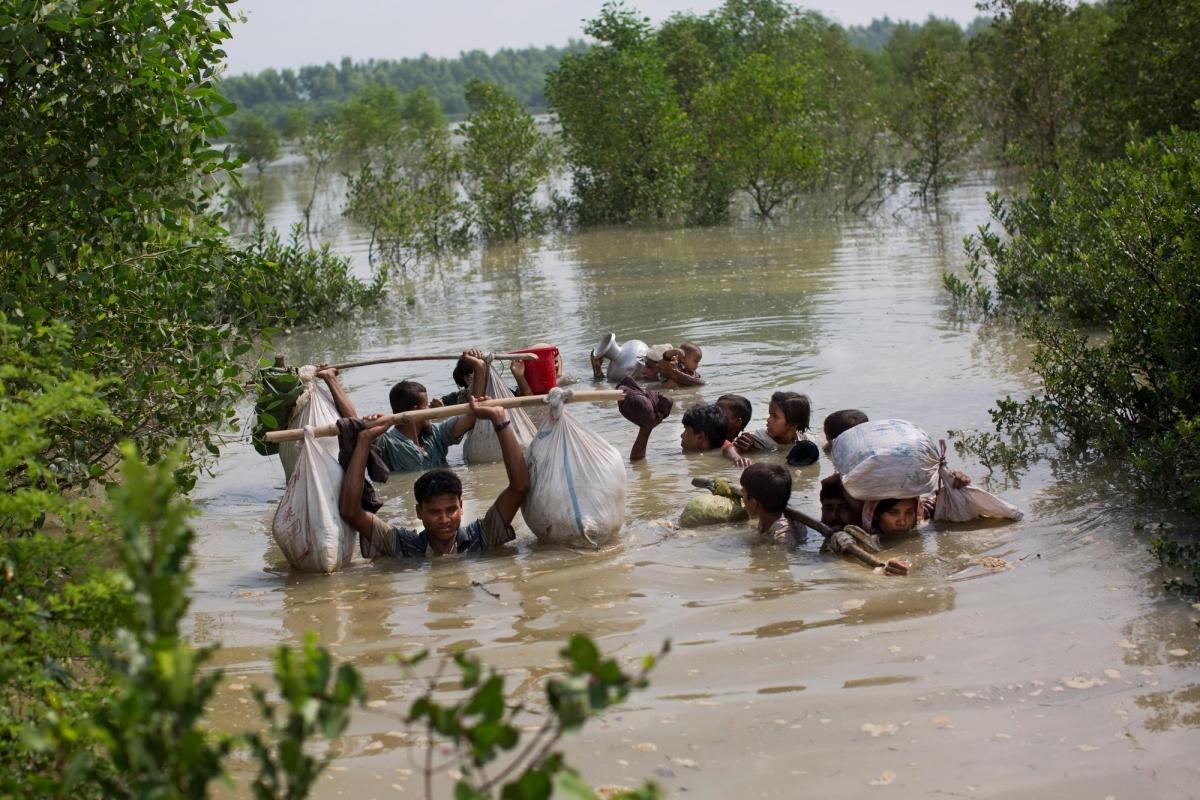 Une famille rohingya atteint la frontière entre le Myanmar et le Bangladesh, dans le district de Cox Bazar.
 © Bernat Armangue/AP PHOTO