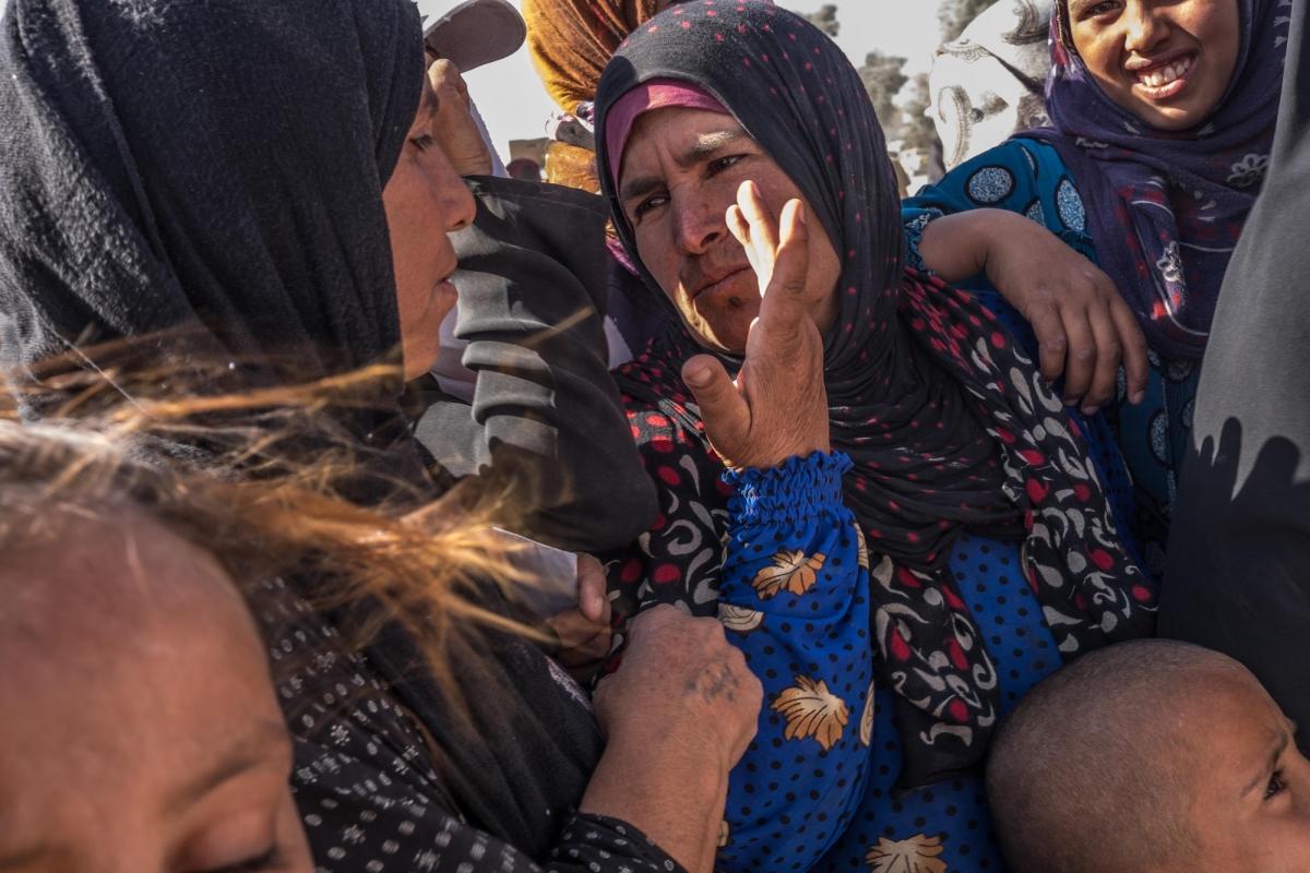 Deux femmes discutent lors d'une distribution de nourriture dans le camp d'Aïn Issa.
 © Agnes Varraine-Leca