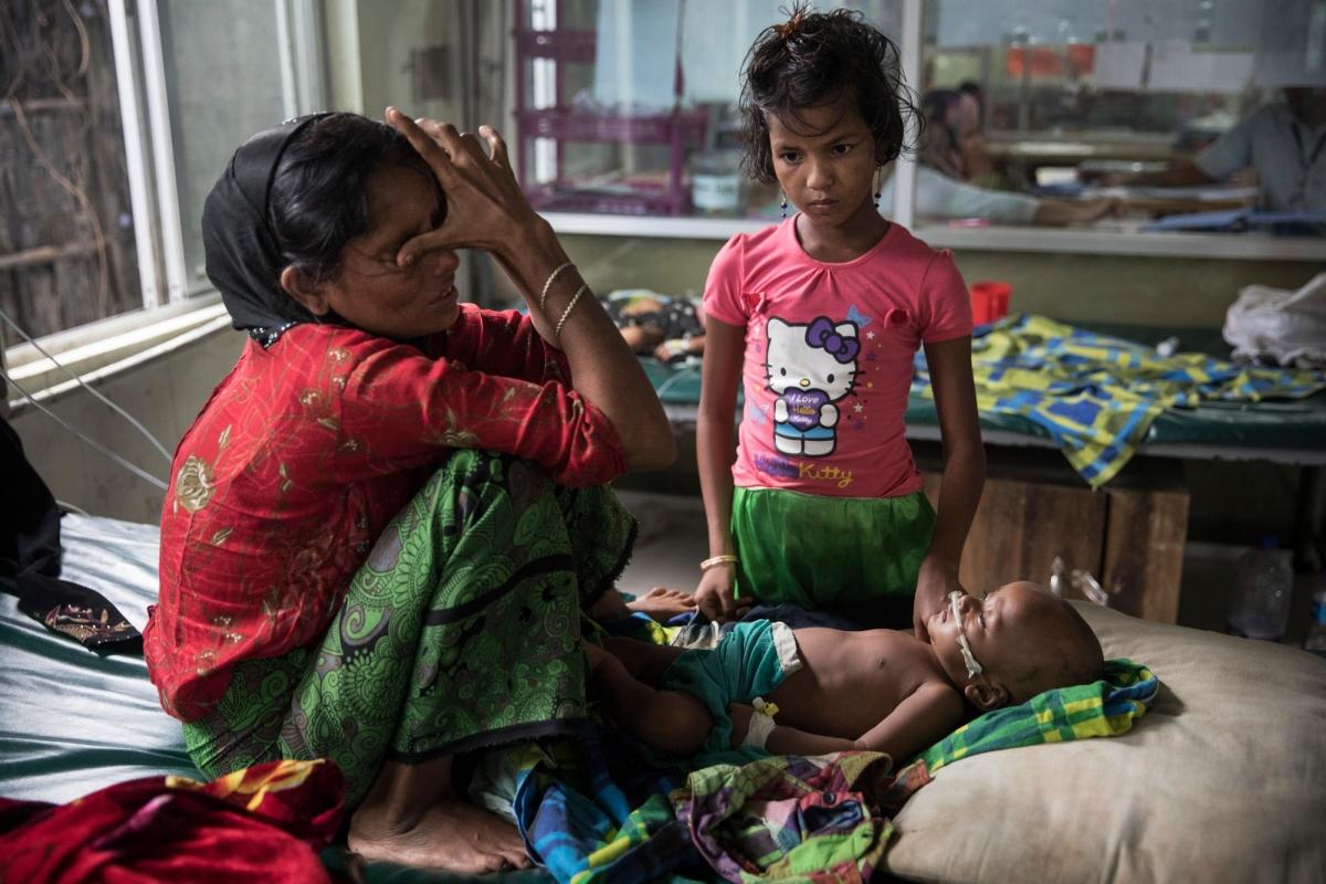 Halima pleure car son fils âgé de huit mois souffre d'une pneumonie aiguë, structure médicale MSF.
 © Paula Bronstein/Getty Images