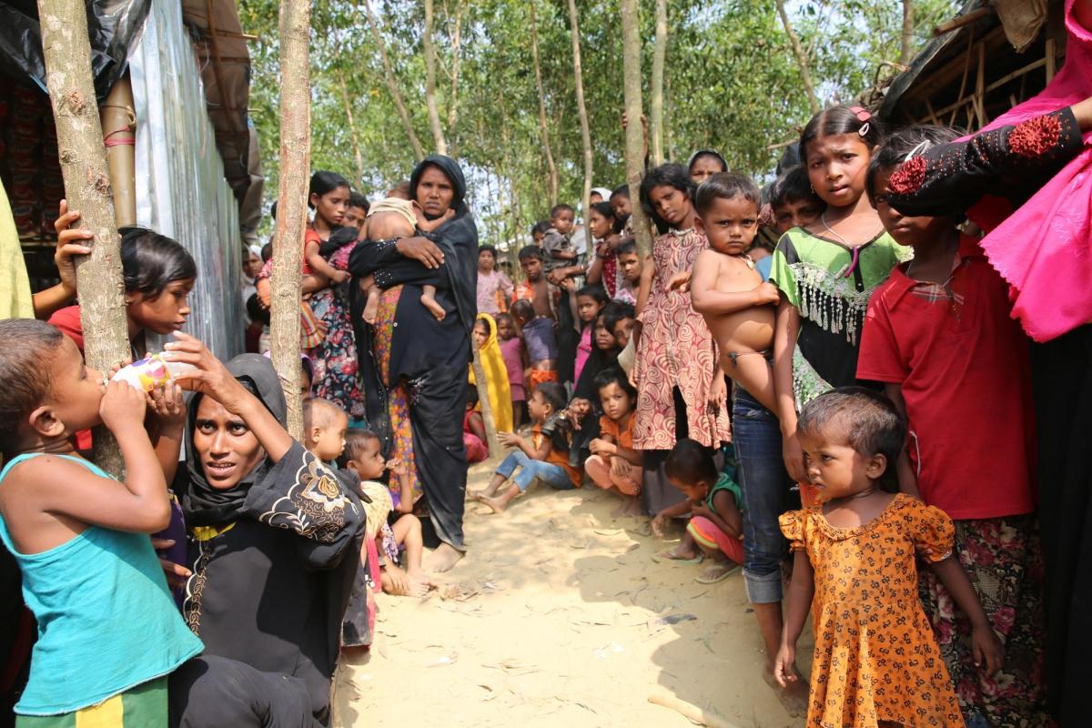 Des femmes et des enfants attendent pour bénéficier de l'assistance de l'UNICEF.
 © Mohammad Ghannam/MSF