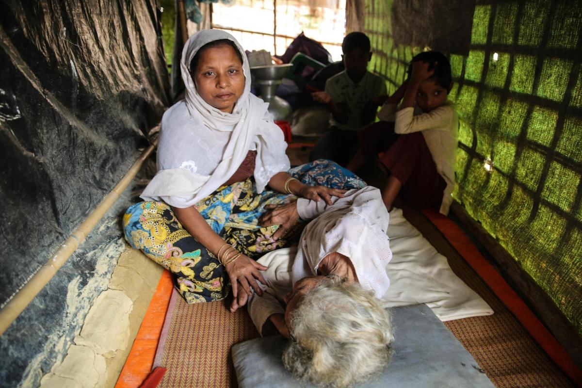 Dilaforuz, agée de 100 ans, respire difficilement à cause d'un asthme sévère, et ne peut manger que liquide.
 © Mohammad Ghannam/MSF