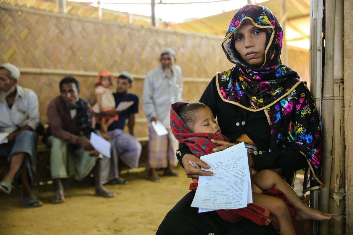 Um Kalsoum a perdu deux enfants lors des tueries du 25 août, seul&nbsp;Abdul Hafiz&nbsp;agé de 18 mois à survécu.
 © Mohammad Ghannam/MSF