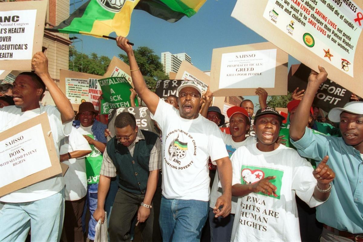 Des manifestants rassemblés devant la Cour suprême, 5 mars 2001, Pretoria, Afrique du Sud.
 © Lori Waselchuk