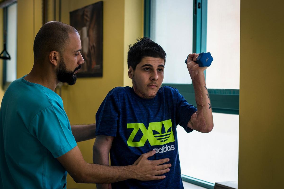 Yousef, 17 ans, pendant une séance de physiothérapie à l'hôpital MSF d'Amman. Jordanie. 2017.
 © Faris Al-Jawad/MSF