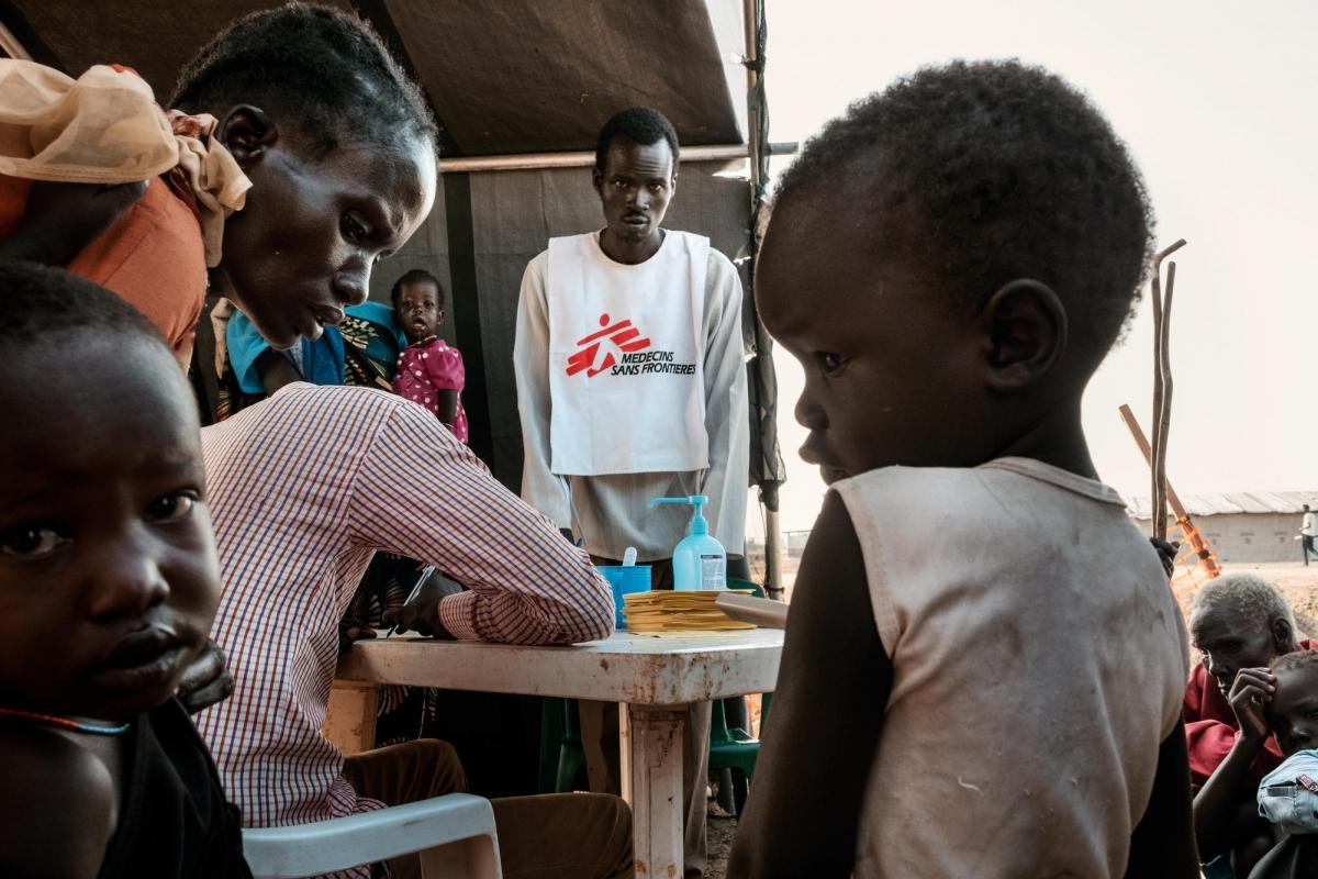 Au plus haut de la saison du paludisme, MSF installe des petites tentes dans les zones résidentielles du camp de protection des civils afin de prendre en charge les cas avant qu’ils ne deviennent sévères.
© Peter Bauza
