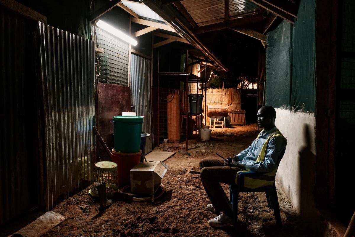 De nuit, un garde surveille l’hôpital et les infrastructures de MSF au sein du camp de protection des civils de Bentiu.
 © Peter Bauza