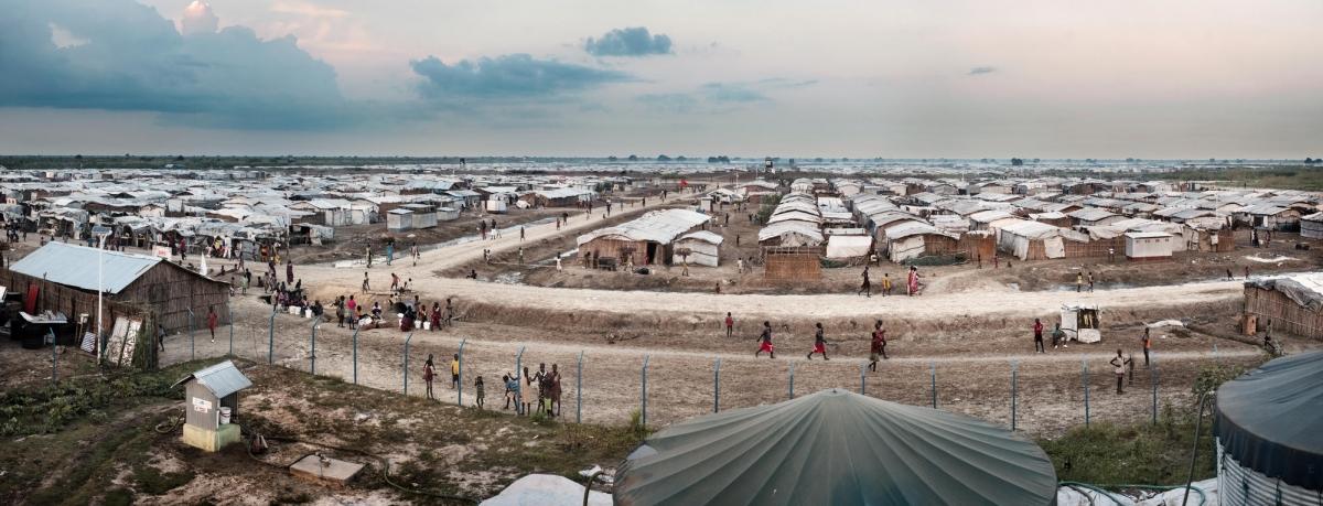 Le camp de protection des civils de Bentiu en septembre 2017. Environ 115&nbsp;000&nbsp;personnes déplacées par la guerre vivent désormais sur ce site.
 © Peter Bauza