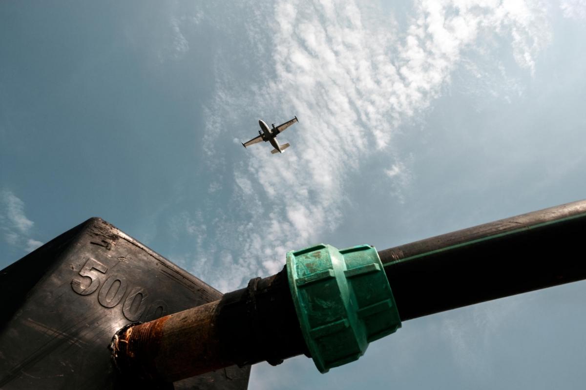 Un avion survole un réservoir d’eau du camp de protection des civils. Les maladies causées par les mauvaises conditions d’approvisionnement en eau et d’assainissement sont fréquentes dans le camp.&nbsp;
 © Peter Bauza