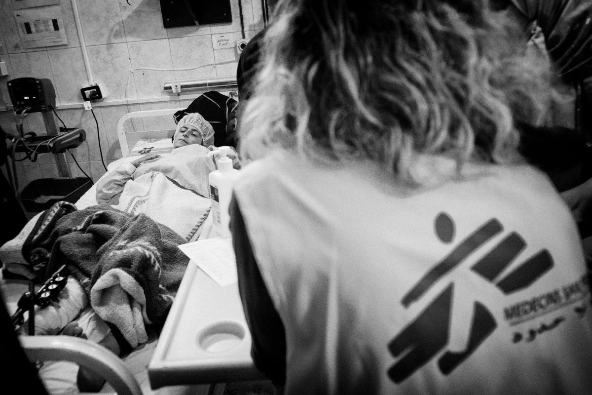 Une femme souffrant d’empoisonnement est dans un état grave. Elle est soignée par les équipes de MSF à l’hôpital de Tal-Abyad.
 © Eddy Van Wessel