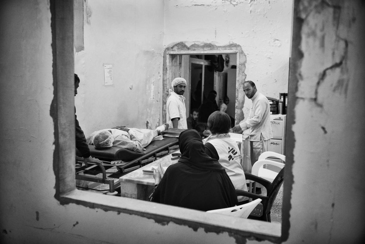 Un patient est transféré au bloc opératoire par les équipes médicales de MSF. Hôpital de Tal-Abyad.
 © Eddy Van Wessel