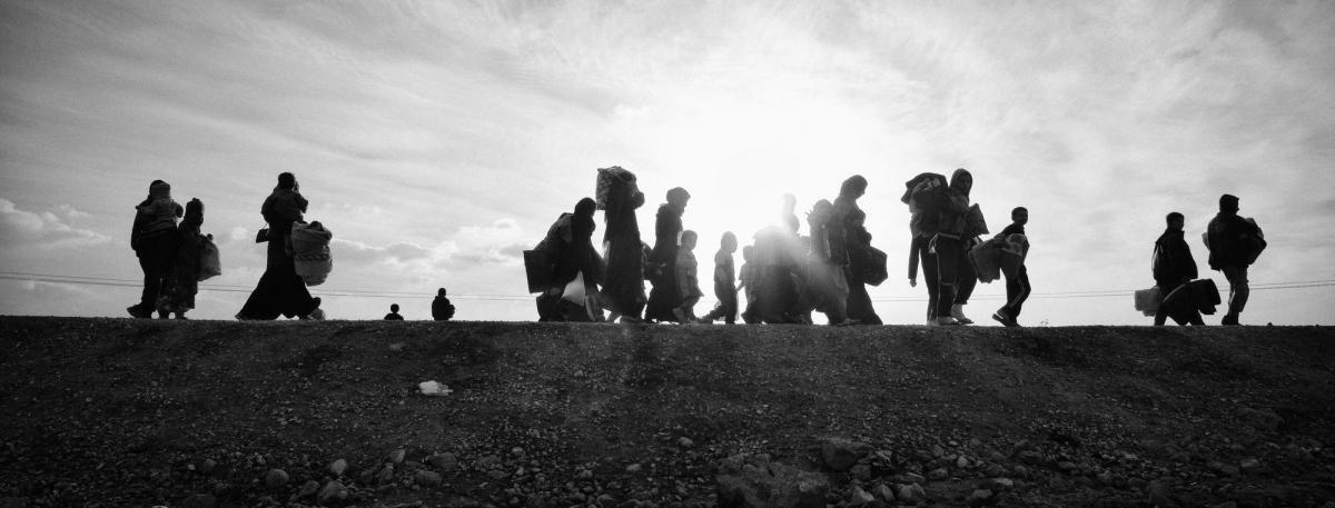 Des personnes arrivent en grand nombre avec leurs affaires dans le camp de déplacées d’Aïn Issa.
 © Eddy Van Wessel