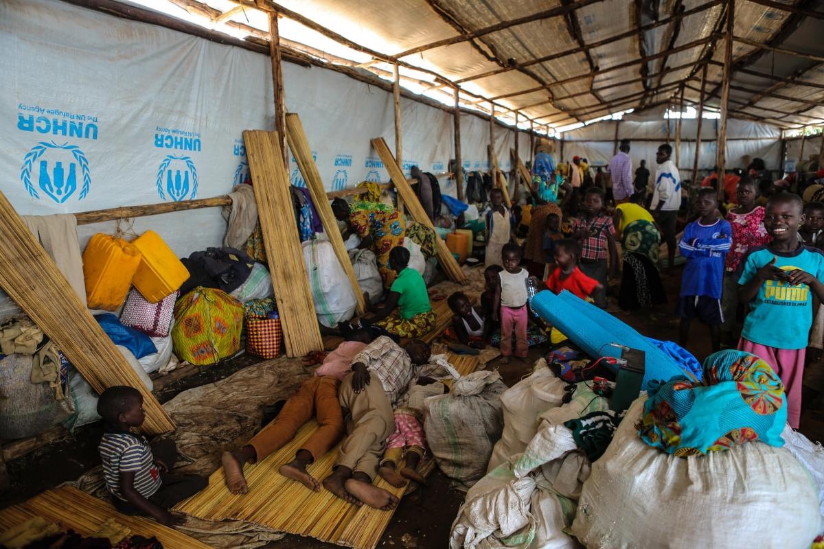 Au centre d'accueil à Kagoma, le processus d'inscription peut prendre plusieurs semaines. Beaucoup de nouveaux arrivants n'ont nulle part où dormir hormis dans des hangars de fortune faits de bois ou de bâches en plastique.
 © Mohammad Ghannam/MSF