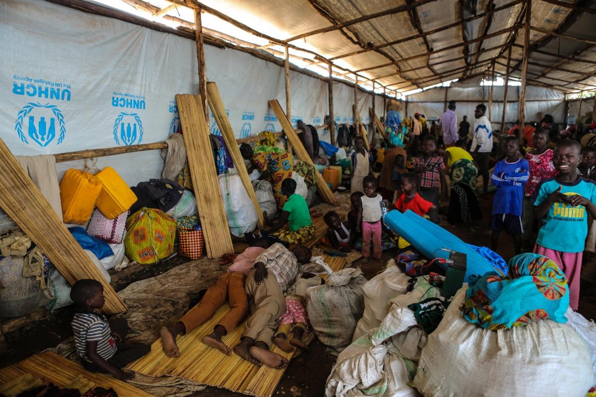 Au centre d'accueil à Kagoma, le processus d'inscription peut prendre plusieurs semaines. Beaucoup de nouveaux arrivants n'ont nulle part où dormir hormis dans des hangars de fortune faits de bois ou de bâches en plastique.
 © Mohammad Ghannam/MSF