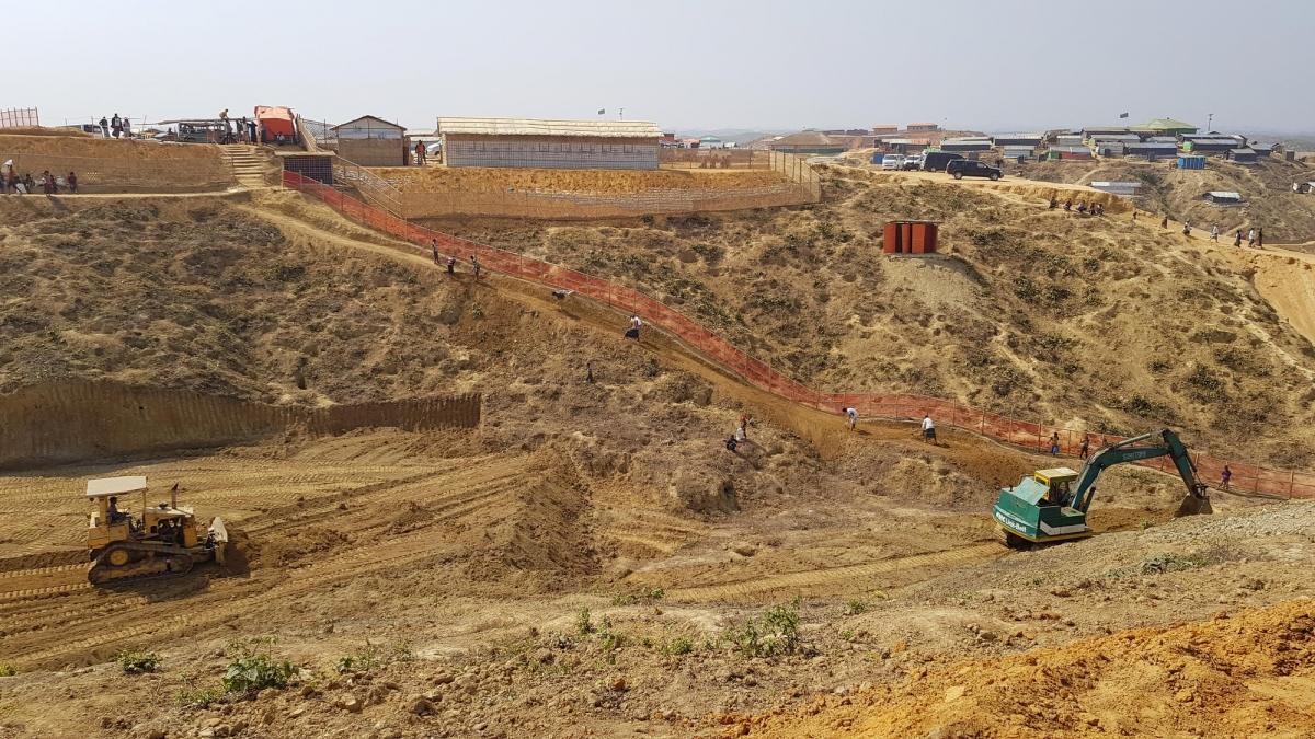 Des travaux de terrassement ont dû être réalisés pour aplanir la colline et niveler le terrain où l’hôpital MSF et ses dépendances allaient être construits.
 © MSF