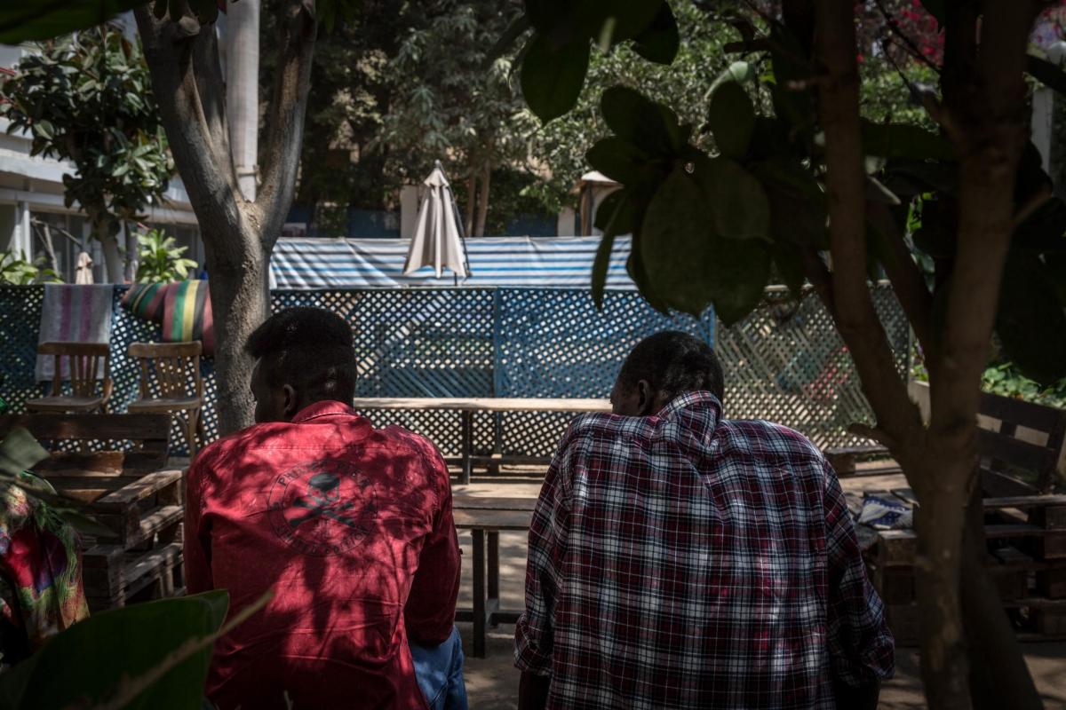 Des patients de la clinique de Maadi discutent dans la cour de l'établissement.&nbsp;Égypte. 2018.
 © Sima Diab