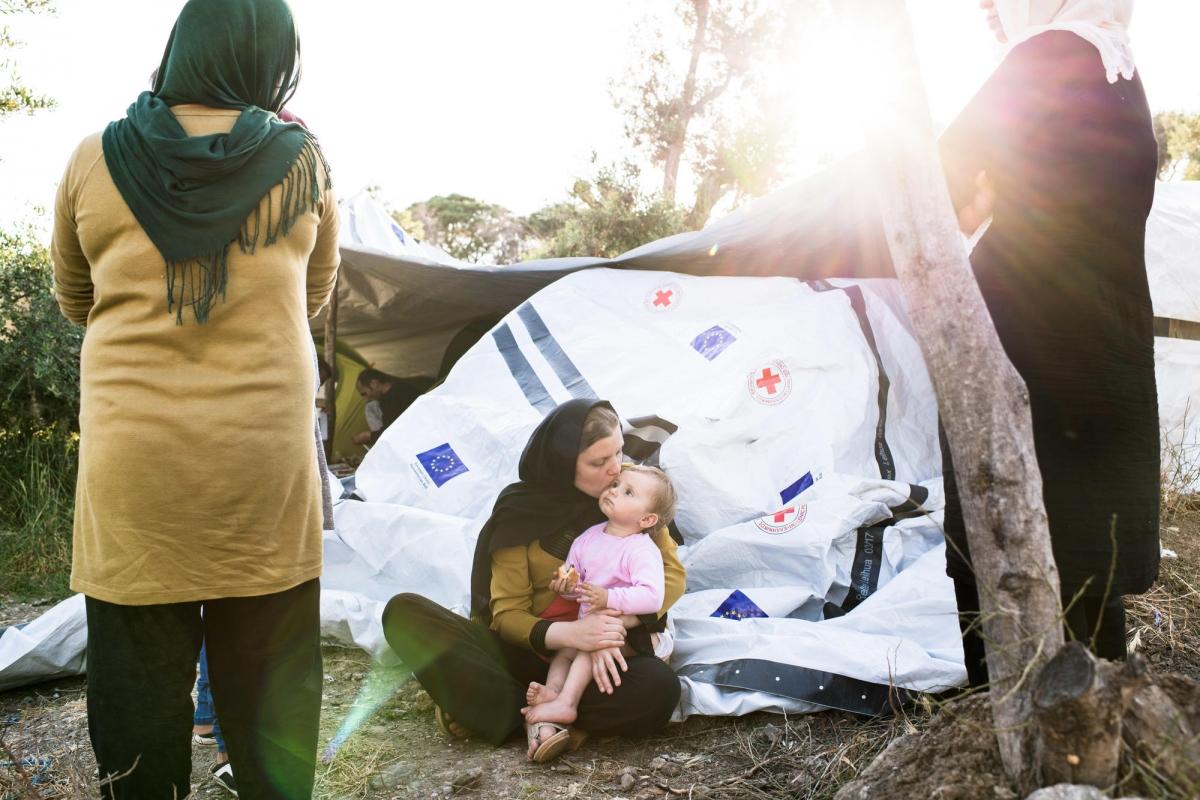 Une famille récemment arrivée depuis l'Afghanistan s'est installée dans l'extension informelle du camp&nbsp;dénommée l'Oliveraie.&nbsp;Camp de Moria sur l'île de Lesbos. Grèce. 2018.
 © Robin Hammond/Witness Change