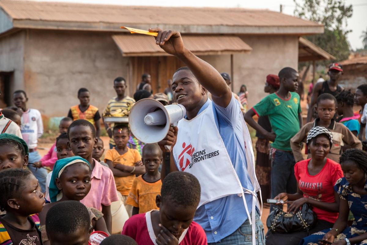 Sensibilisation des populations à la vaccination par les équipes de MSF. République centrafricaine. 2016.
 © Pierre-Yves Bernard/MSF