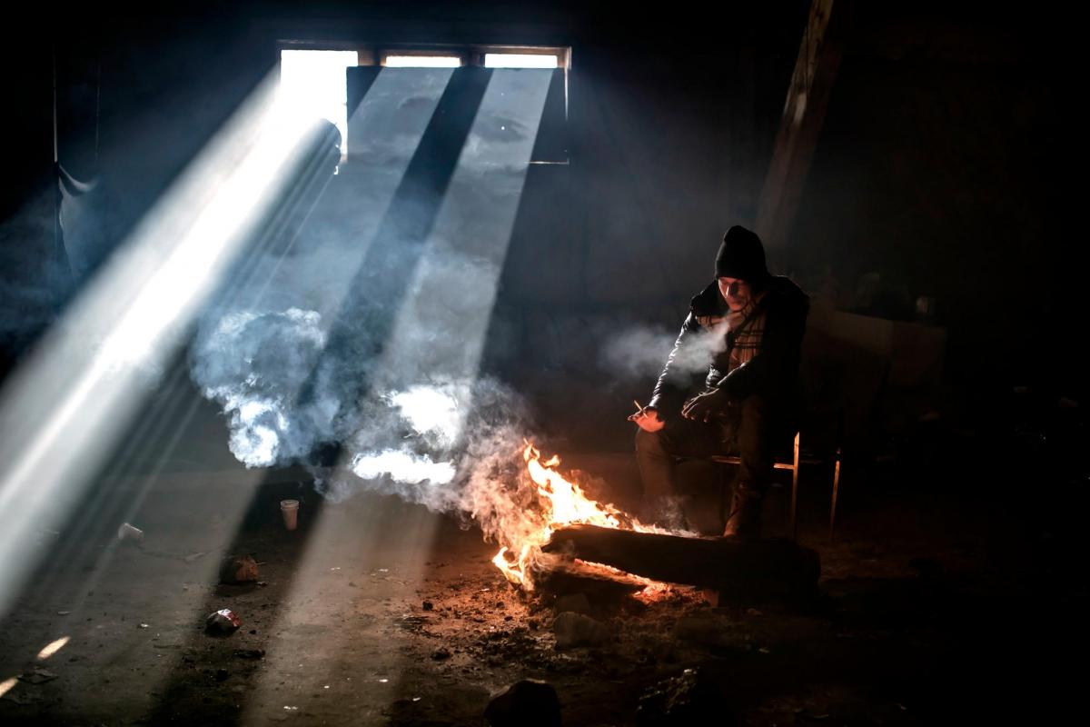 Un homme tente de se réchauffer dans un squat de&nbsp;Belgrade. L'hiver la température peut descendre jusqu'à&nbsp;- 20°C. Serbie. 2017.
 © Paul Hansen/Dagens Nyheter