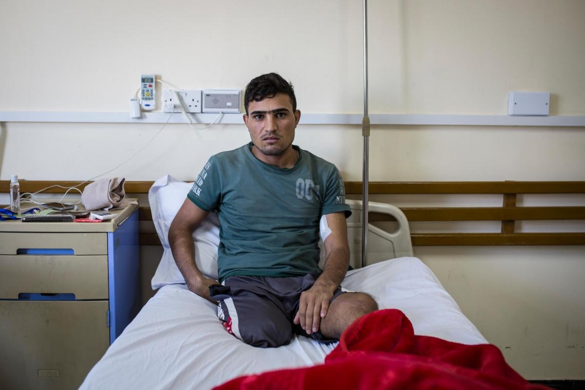 Ce jeune homme a été touché par un tir de mortier. Il&nbsp;a du être amputé de la jambe droite. Il a ensuite été transféré&nbsp;dans le centre de rééducation médicale de Bagdad (BMRC). Irak. 2017.
 © Florian SERIEX/MSF