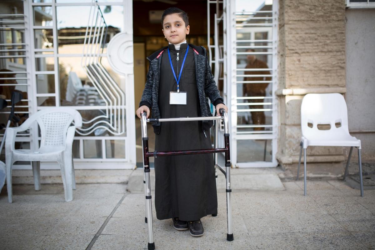 Un garçon de 9 ans, victime d'une explosion quatre ans auparavant. Il a été&nbsp;admis dans le&nbsp;Centre de rééducation médicale de Bagdad (BMRC). Irak. 2017.
 © Florian SERIEX/MSF