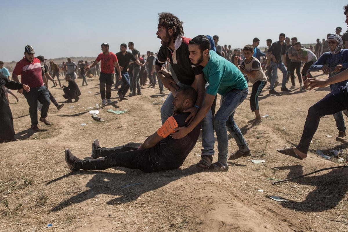 Manifestation du 14 mai&nbsp;contre l'ouverture de l'ambassade américaine à Jérusalem. Un manifestant vient d'être touché à la jambe. Bande de Gaza. 2018.
 © Laurence Geai