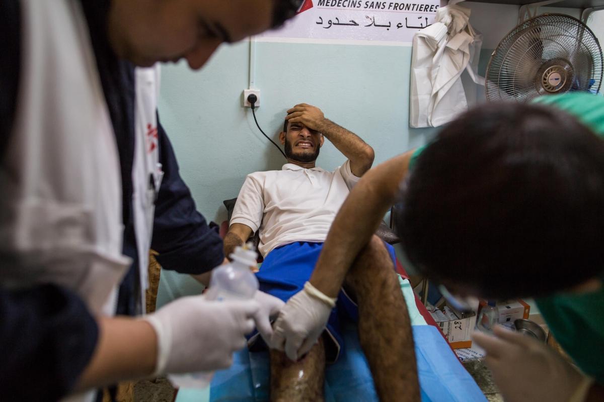 Des soins post-opératoires dans un centre MSF le 16 mai. Bande de Gaza. 2018.
 © Laurence Geai