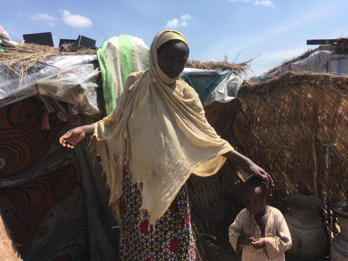 Zenaba, une femme d’une vingtaine d’années, vit depuis deux ans dans le terrain «&nbsp; de réserve&nbsp;» proche du centre thérapeutique nutritionnel de MSF à N’Djamena. Tchad. 2018.&nbsp;
 © Anaïs Deprade/MSF