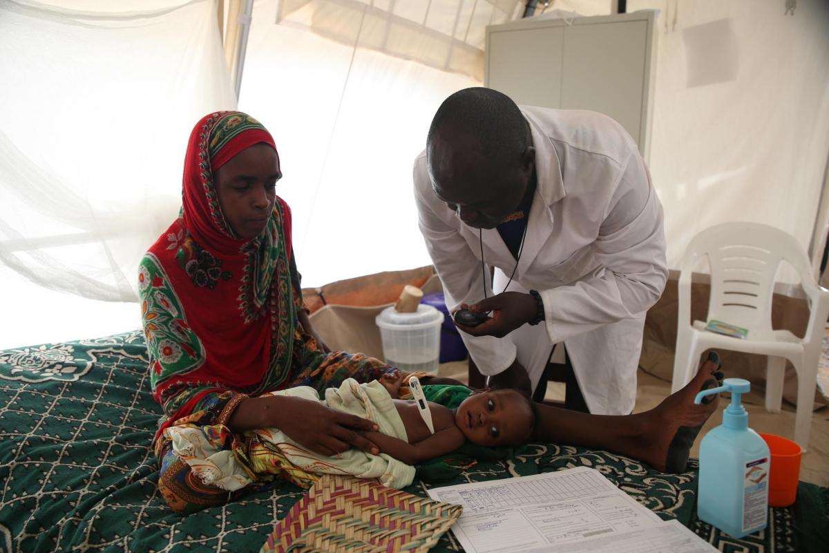 Un infirmier ausculte un enfant admis au centre nutritionnel thérapeutique de MSF. Les patients les plus sévèrement affectés doivent être auscultés toutes les demi-heures.&nbsp;Ceux qui vont vraiment mieux le sont toutes les quatre heures. Tchad. 2018.
 © Mohammad Ghannam/MSF