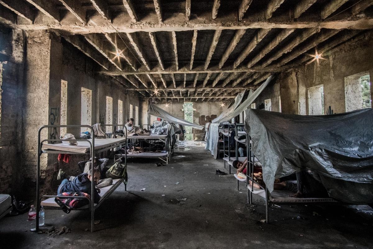 Vue intérieure d'un immeuble abandonné près de Bihać, dans lequel vivent des centaines de personnes. En raison de l'état de dégradation avancée de la structure, les sols sont couverts de boue et d'eau de pluie. Bosnie-Herzégovine. 2018.
 © Kamila Stepien