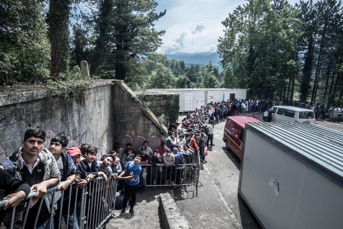 Des volontaires locaux de la Croix-Rouge offrent désormais quelques repas aux personnes installées à&nbsp;Bihać.&nbsp;Bosnie-Herzégovine. 2018.
 © Kamila Stepien