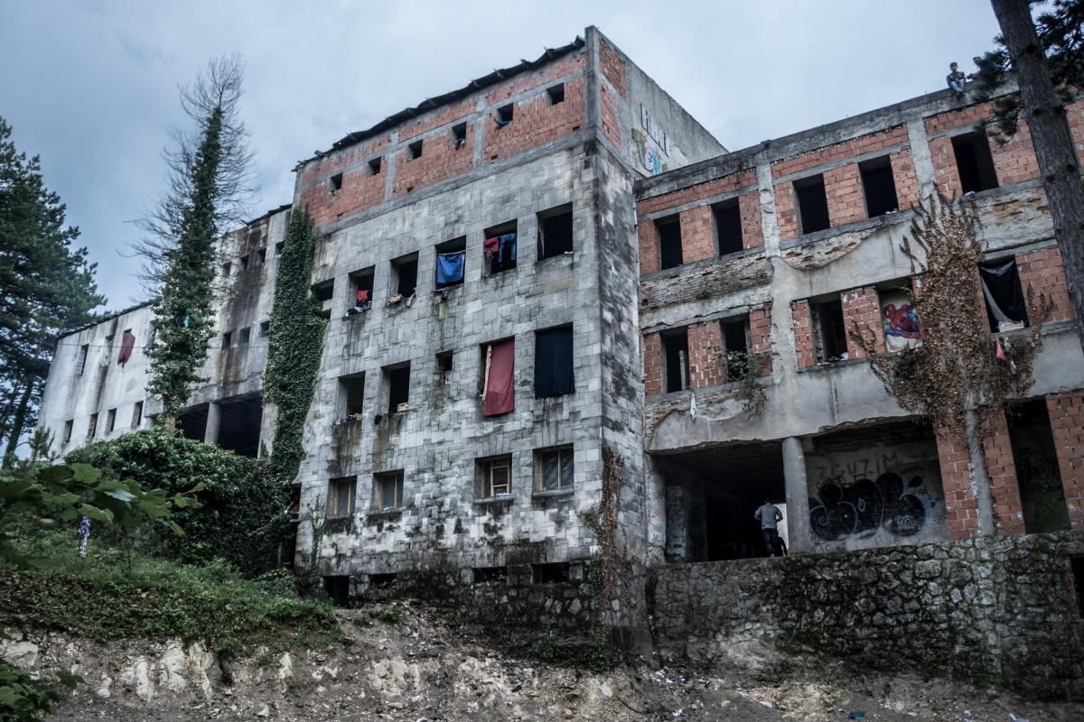 Vue d'un immeuble abandonné près de Bihać, dans lequel vivent des centaines de personnes. Bosnie-Herzégovine. 2018.
 © Kamila Stepien