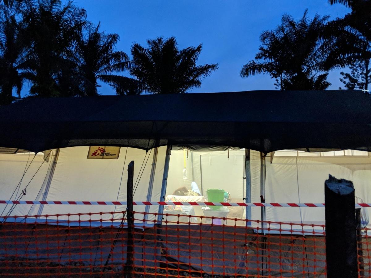 Le centre de traitement d'Ebola de Mangina à la tombée de la nuit. Nord-Kivu. République démocratique du Congo. 2018.
 © Karin Huster/MSF
