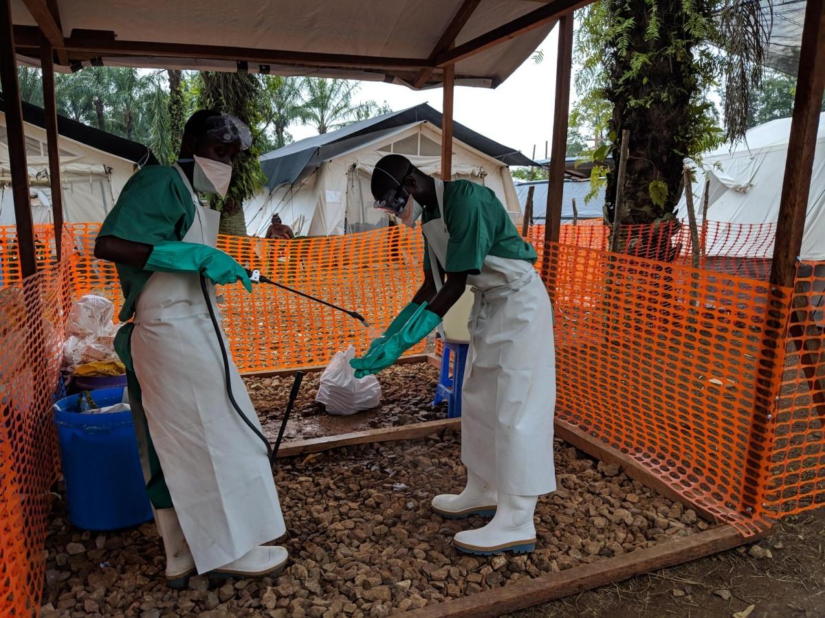 Une désinfection après une&nbsp;distribution de nourriture aux patients dans le centre de traitement d'Ebola de Mangina. Nord-Kivu. République démocratique du Congo.&nbsp;
 © Karin Huster/MSF