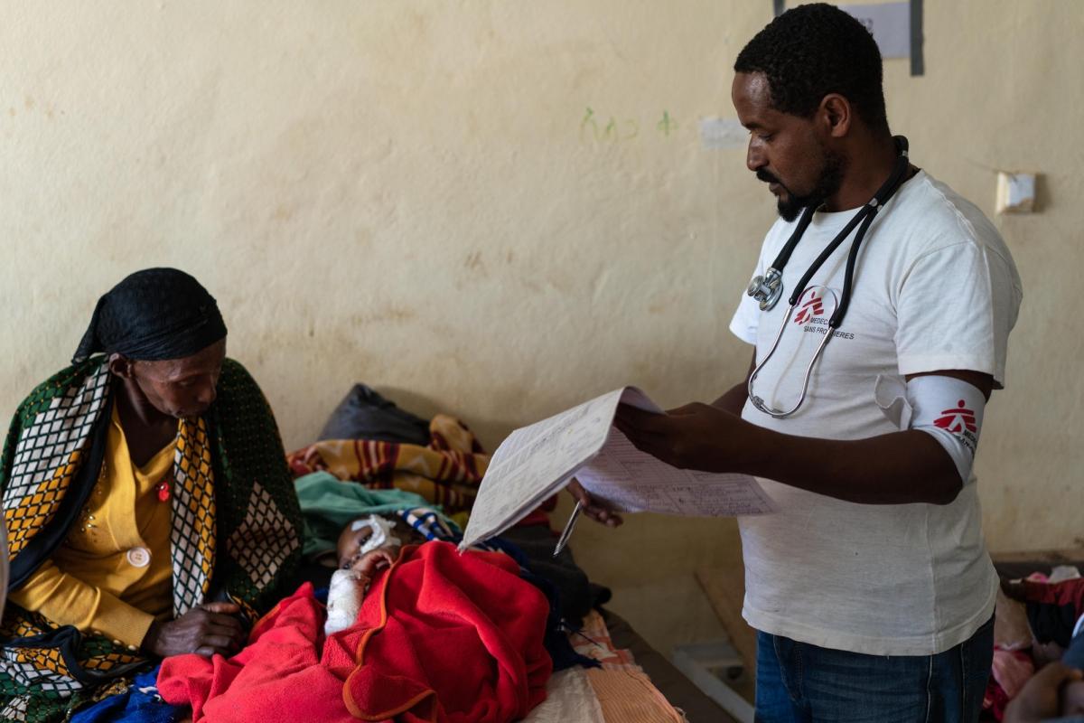 Un enfant de 3 ans pris en charge par les équipes de Médecins Sans Frontières dans l'hôpital de Gedeb. Il souffre de malnutrition aiguë. Éthiopie. 2018.
 © Gabriele François Casini/MSF