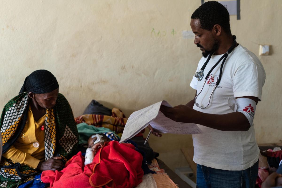 Un enfant de 3 ans pris en charge par les équipes de Médecins Sans Frontières dans l'hôpital de Gedeb. Il souffre de malnutrition aiguë. Éthiopie. 2018.
 © Gabriele François Casini/MSF