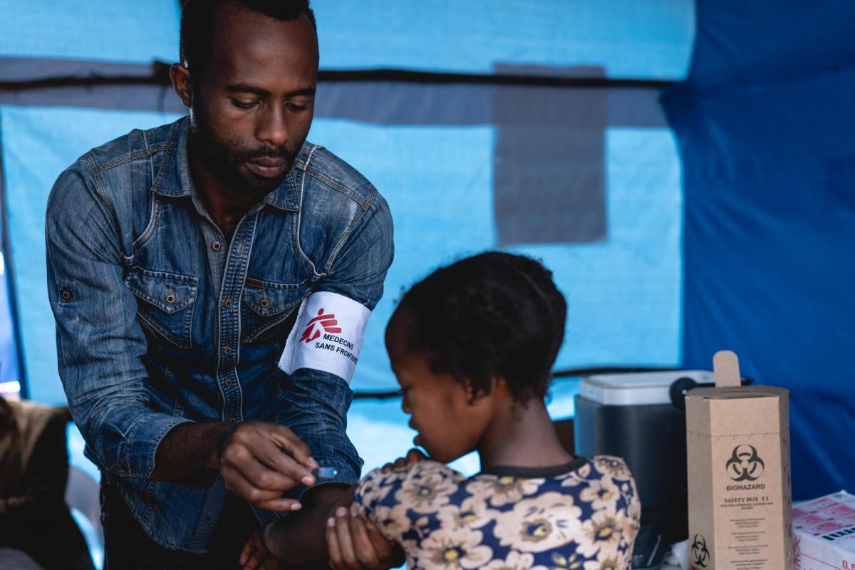 Un volontaire MSF vaccine un enfant contre la rougeole dans le cadre d'une campagne de vaccination de masse organisée par les autorités éthiopiennes.&nbsp;Éthiopie. 2018.
 © Gabriele François Casini/MSF