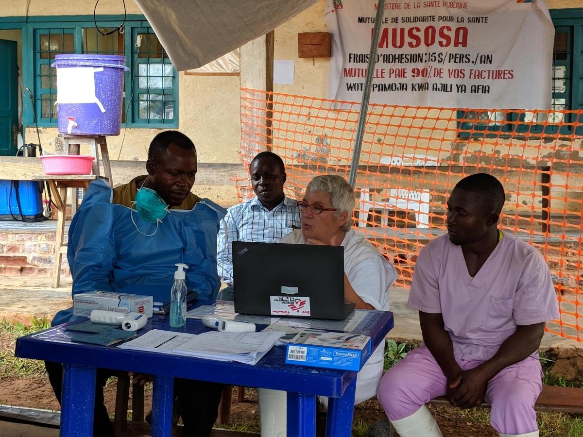 Une volontaire MSF forme des infirmiers du ministère de la Santé au triage des patients dans le centre de traitement d'Ebola de Mangina. Nord-Kivu. République démocratique du Congo. 2018.
© Karin Huster/MSF