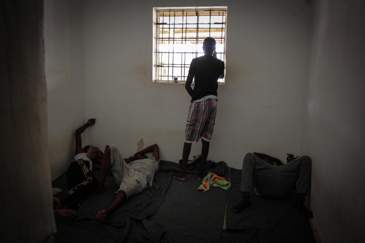 Des migrants et réfugiés dans un centre de détention en Libye. 2018.
© Sara Creta/MSF