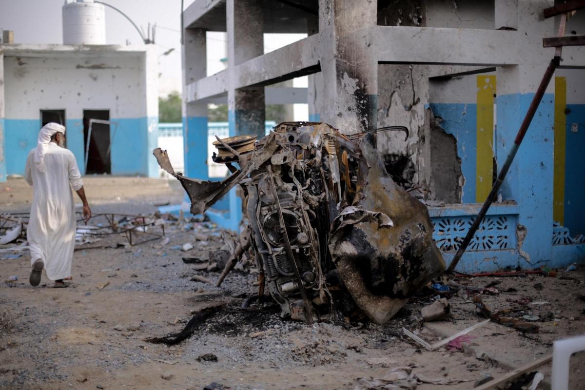 Une voiture carbonisée à proximité de la salle des urgences de l'hôpital d'Abs, soutenu par MSF. L'hôpital a subi une attaque aérienne de&nbsp;la coalition menée par l'Arabie saoudite. Yémen. Août 2016.
 © Rawan Shaif