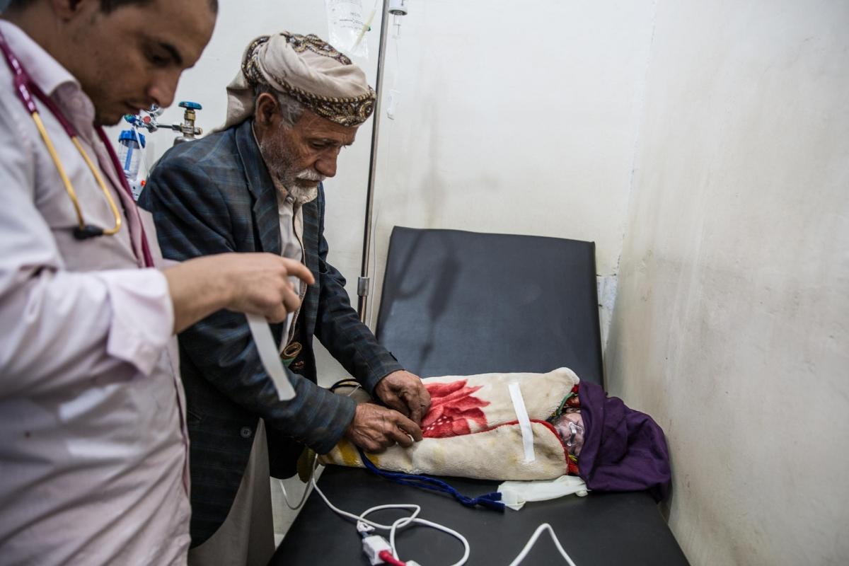 Hussein et sa petite-fille en consultation à l'hôpital MSF de Haydan. Yémen. Mars 2018.
 © Agnes Varraine-Leca/MSF