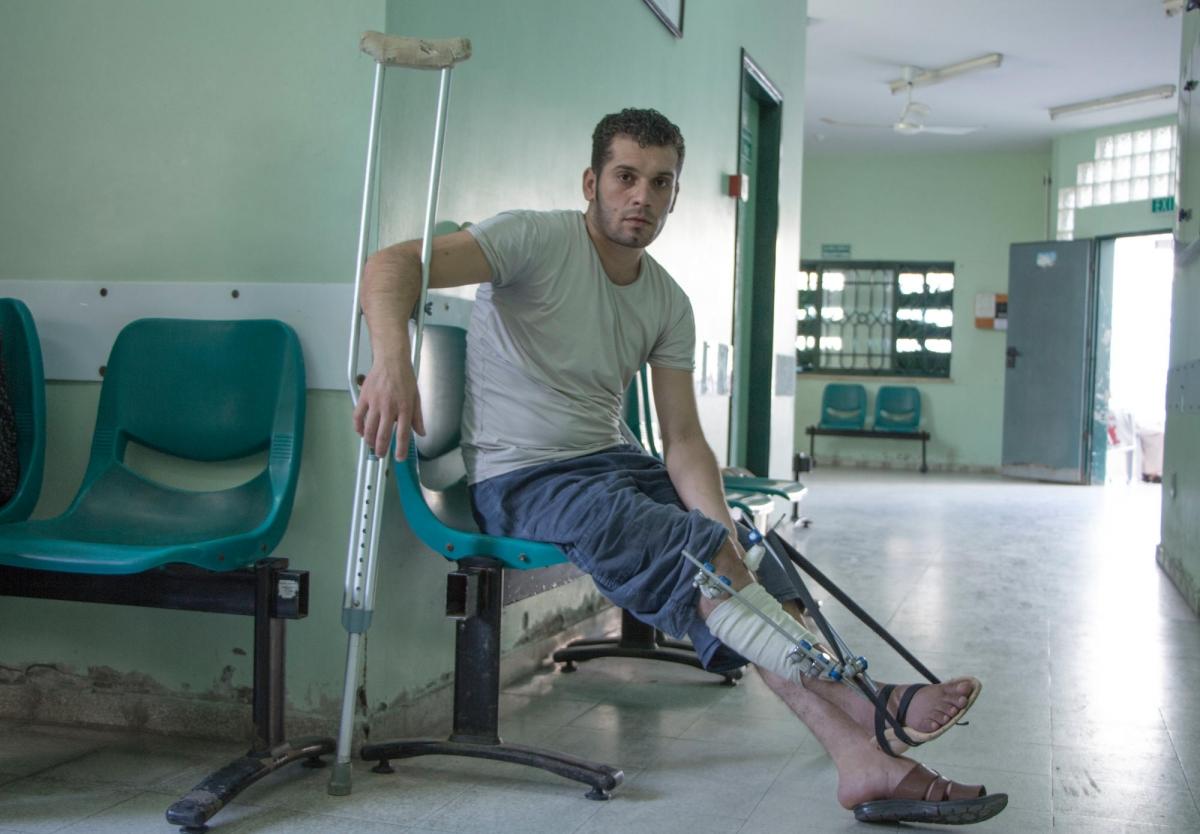 Mohammed est un jeune homme de 28 ans, blessé&nbsp;par balle lors de la&nbsp;«Marche du retour&nbsp;». Il attend de savoir s'il sera autorisé à voyager jusqu'à Amman en Jordanie pour être pris en charge dans l'hôpital MSF spécialisé dans la chirurgie reconstructrice. Gaza. 2018.
 © Alva Simpson White/MSF