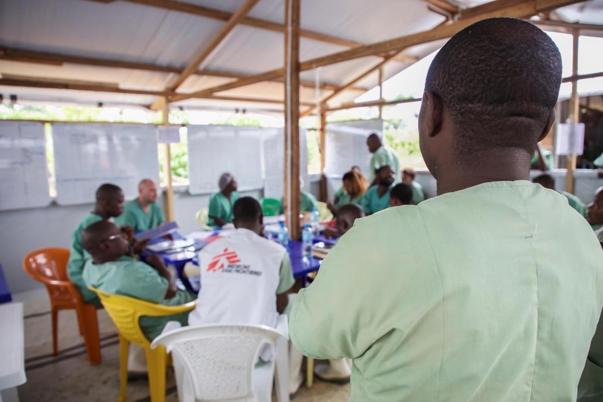 Une réunion d'équipe dans le centre de traitement de Mangina. Des volontaires MSF et des membres du personnel du ministère de la Santé congolais travaillent ensemble et discutent de l'état de santé des différents patients. République démocratique du Congo. 2018.
 © Carl Theunis/MSF